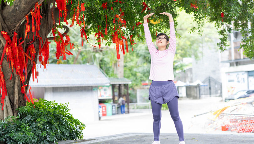 Baduanjin, exercițiul chinezesc care poate scădea tensiunea arterială. Cum se pune în aplicare?