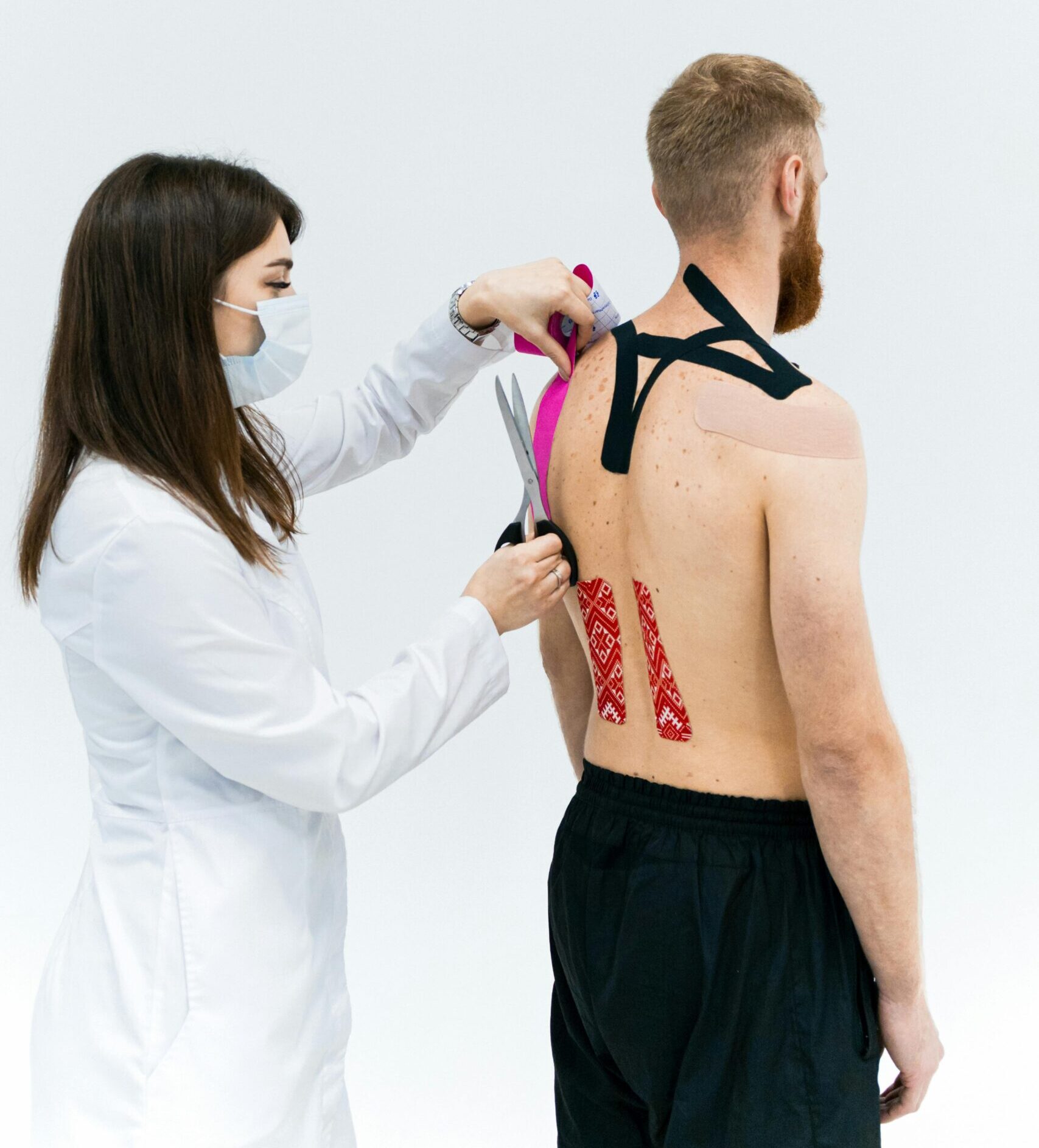 Banda kinesiologica ar putea reduce durerea imediat după aplicare și pe termen scurt. foto: pexels.com