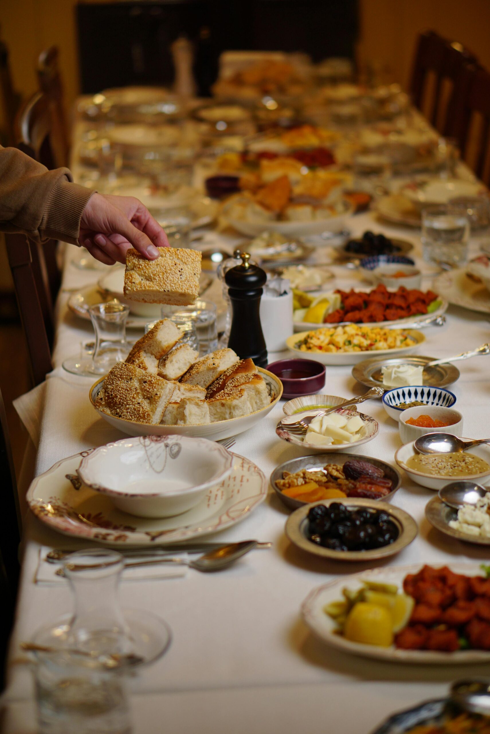Nu ora cinei contează, ci calitatea și cantitatea alimentelor. foto: pexels.com