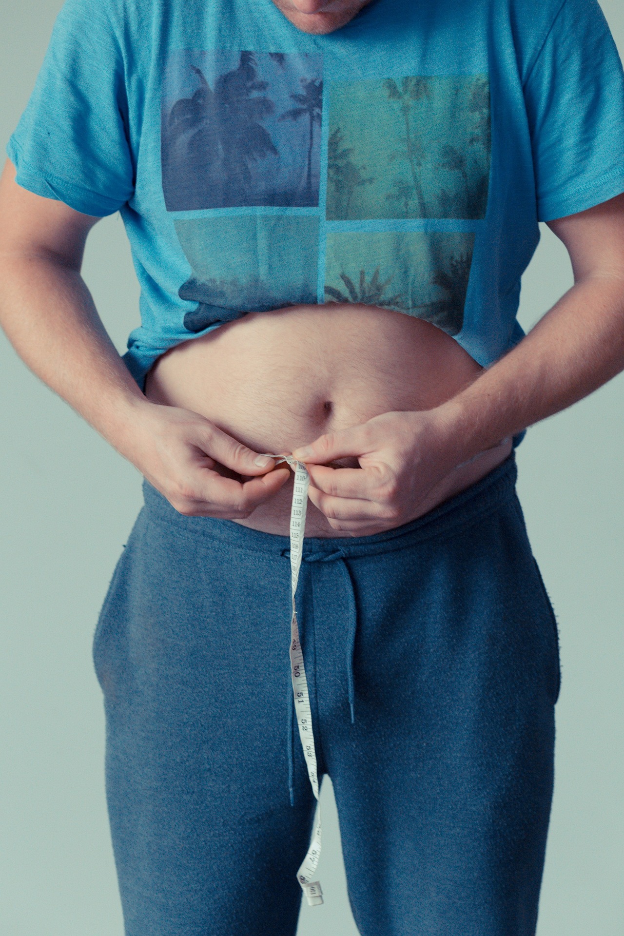 Problema apare când grăsimea viscerală devine excesivă: poate duce la inflamație cronică, ficat gras și probleme de reglare a glicemiei.  foto: pexels.com