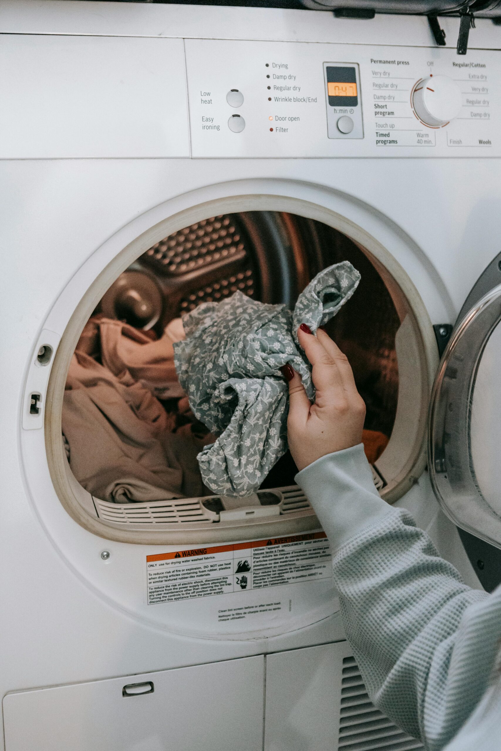 Spălările frecvente degradează materialele, afectează forma și reduc durata de viață a hainelor. foto: pexels.com