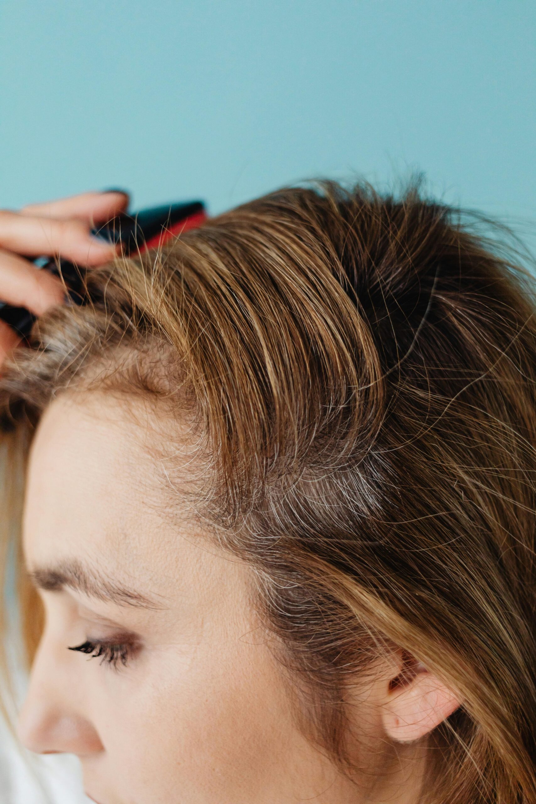 Schimbările hormonale – fie că vorbim despre stres, ciclu menstrual sau alte variații – pot influența direct activitatea glandelor sebacee. foto: pexels.com