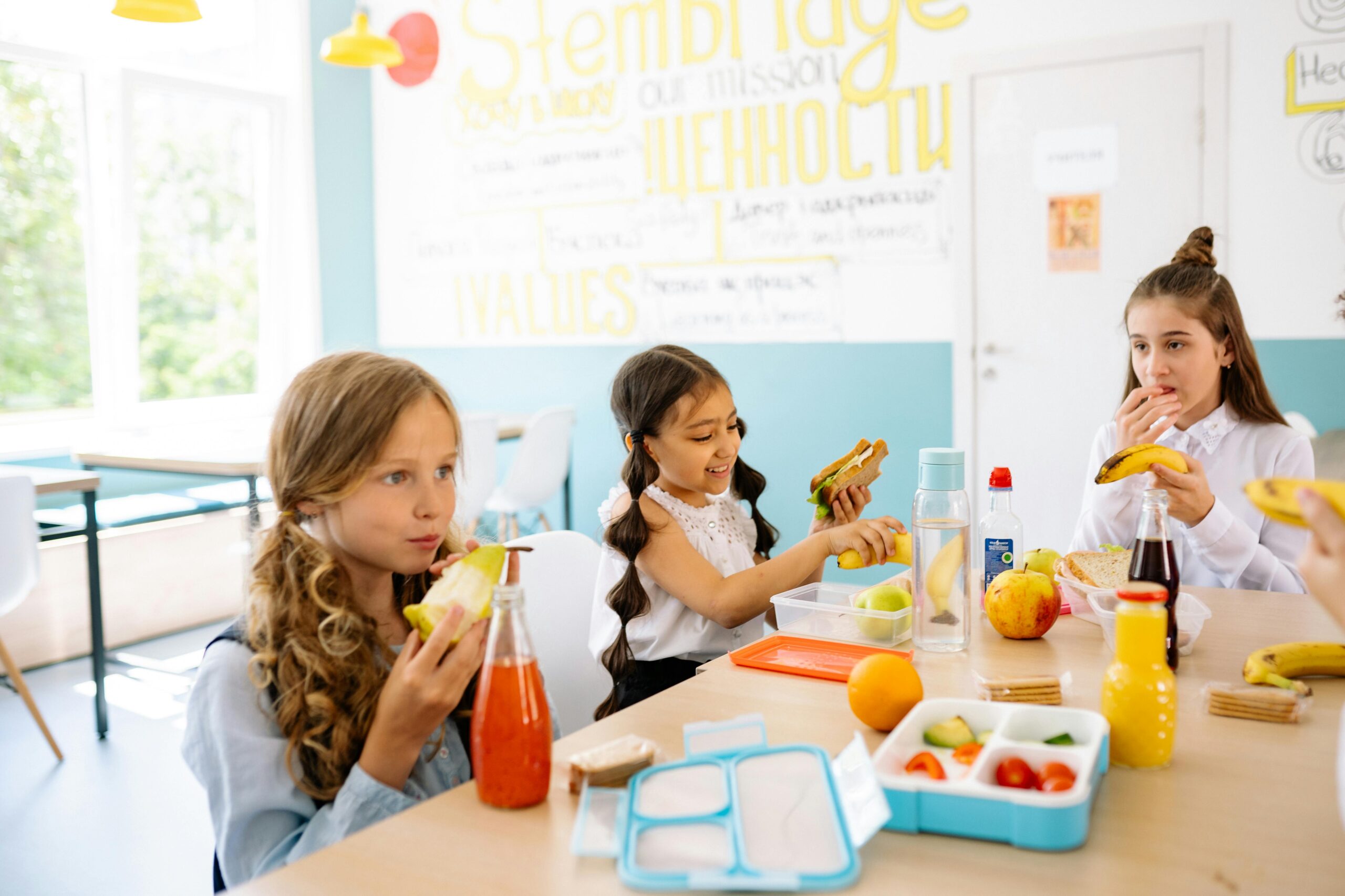 Specialiștii atrag atenția că o parte din vină o poartă alimentația de zi cu zi, în special gustările dintre mese. foto: pexels.com