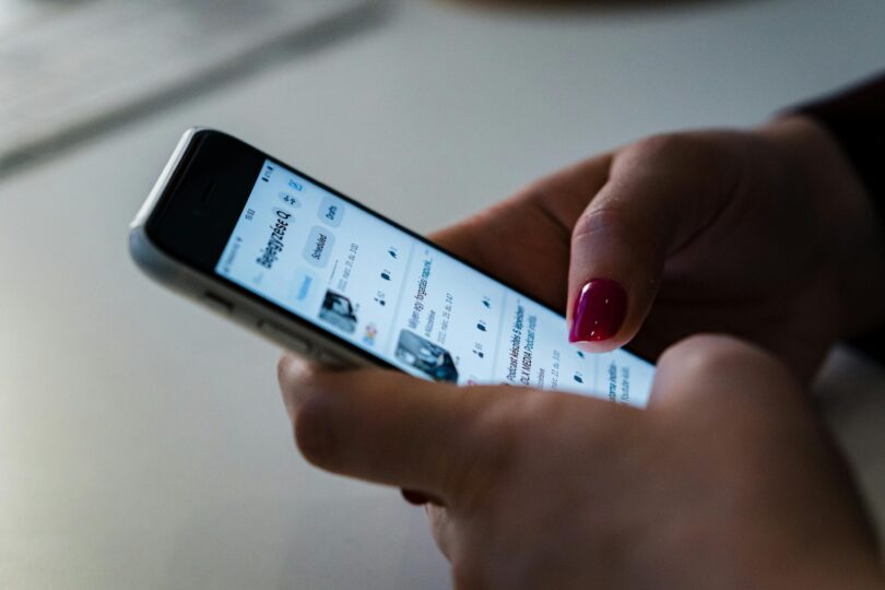 Te relaxează sau te obosește telefonul? Avertismentul unui neurolog despre efectele „scrolling-ului”