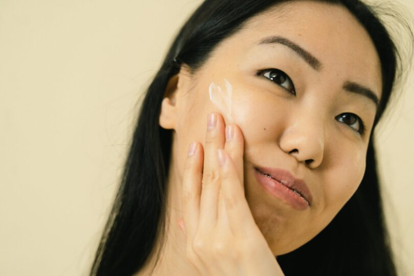 Trend de beauty inspirat din Coreea: spălatul feței cu apă minerală carbogazoasă. Funcționează sau e doar un mit?