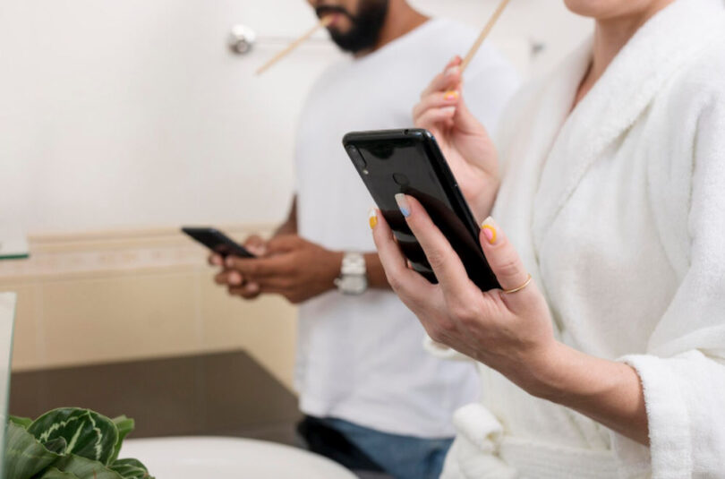 De ce nu e bine să iei telefonul în baie? Avertismentul unui specialist de la Harvard care îți poate schimba obiceiul