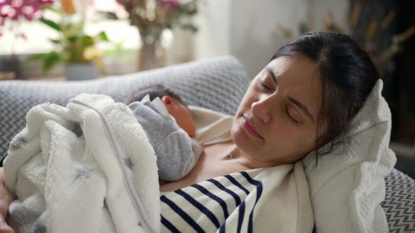 Ce este normal și ce nu atunci când vine vorba de somnul bebelușilor și copiilor mici. Ioana Sfîrnaciuc, consultant certificat, a dezvăluit cum poate fi construit un program benefic și ce semne ar trebui să atragă atenția părinților: „Schimbările nu vin peste noapte”. EXCLUSIV