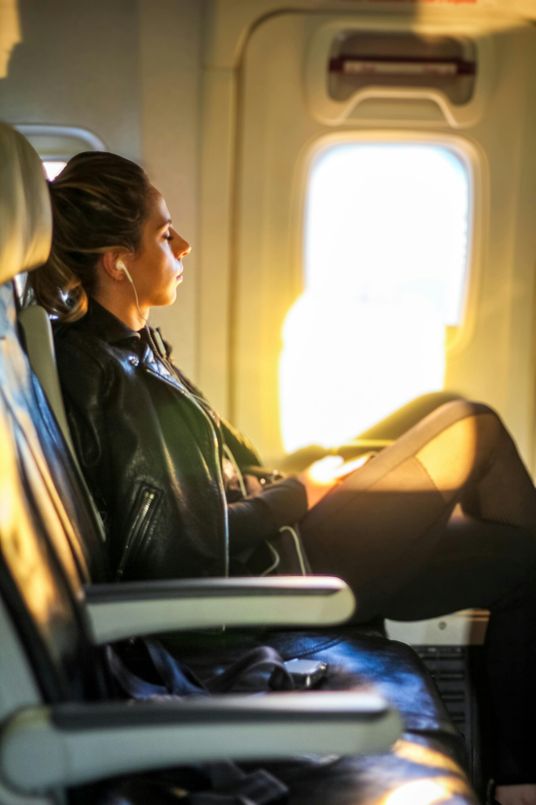 u mai este cazul să te urci în avion îmbrăcat ca pentru un eveniment formal, însă nici extrema opusă nu este o soluție. foto: pexels.com