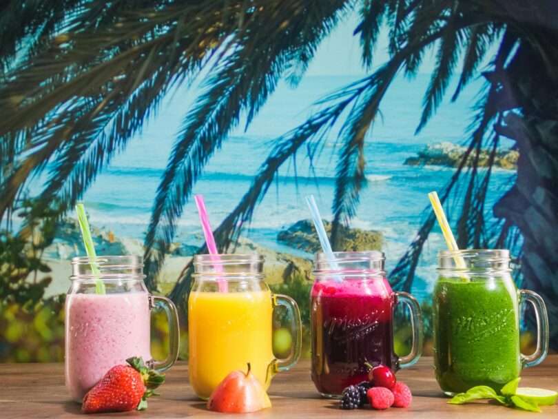 10 smoothie-uri care te pot ajuta să slăbești. Idei simple pentru un mic dejun rapid și sățios