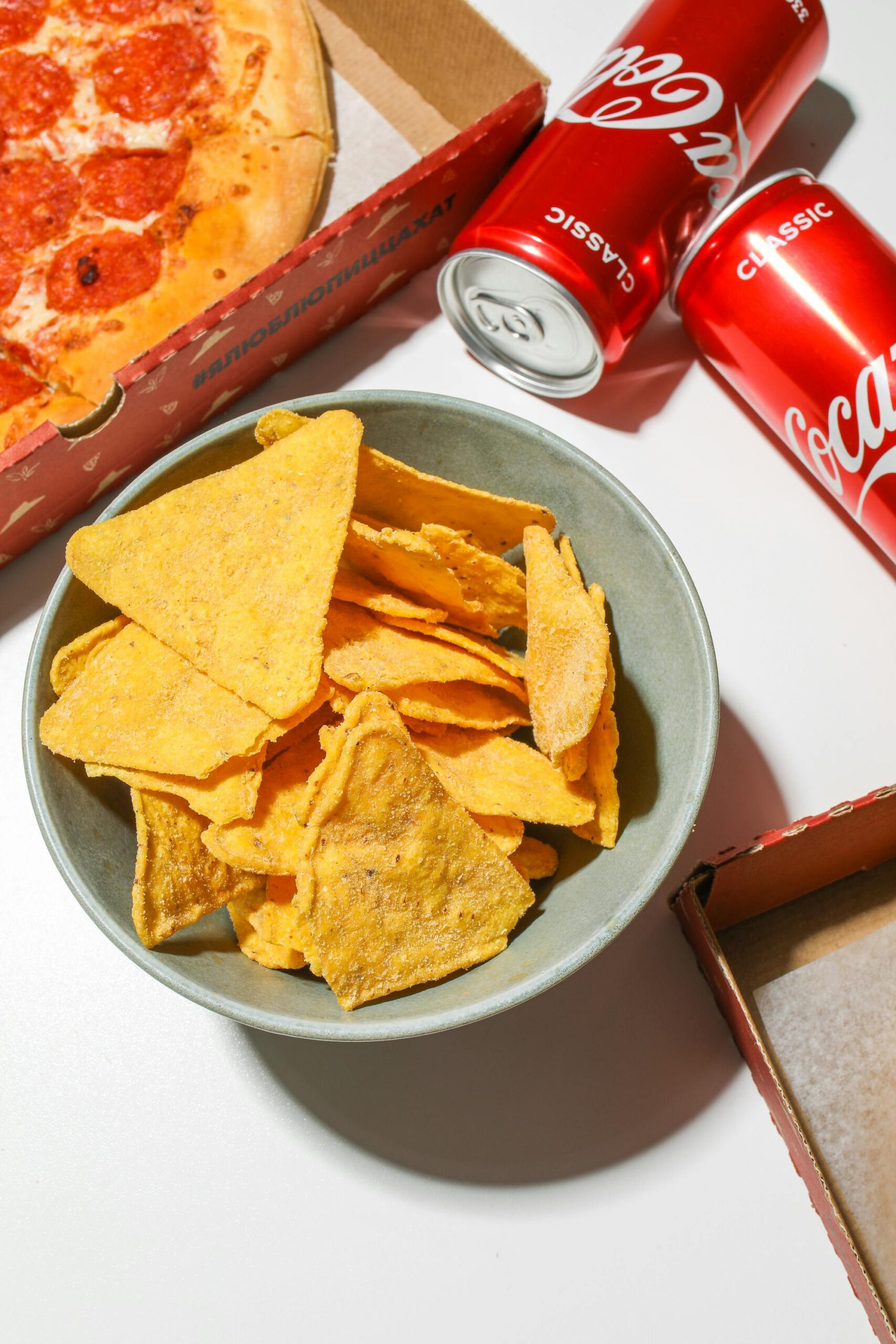 Alimentele picante, prăjite, foarte acide sau băuturile cu cofeină sunt considerate printre cele mai problematice înainte de culcare. Foto: pexels.com