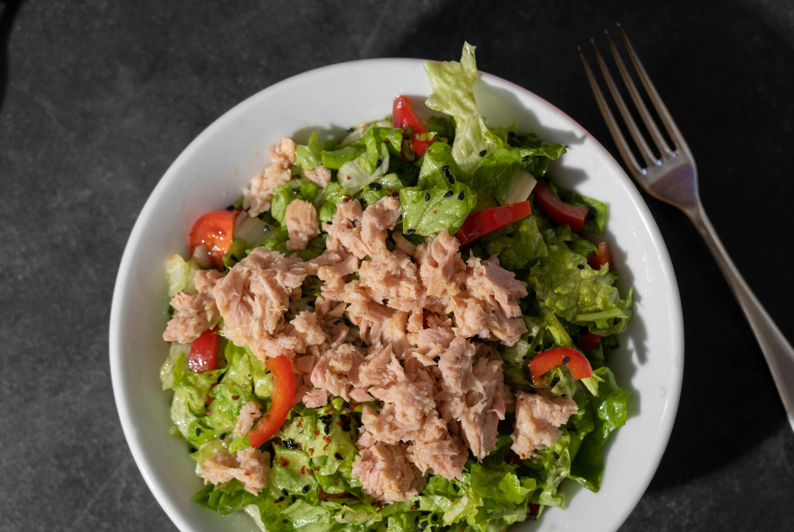 este o sursă excelentă de proteine și de acizi grași omega-3, nutrienți benefici pentru inimă, creier și piele. Foto: pexels.com