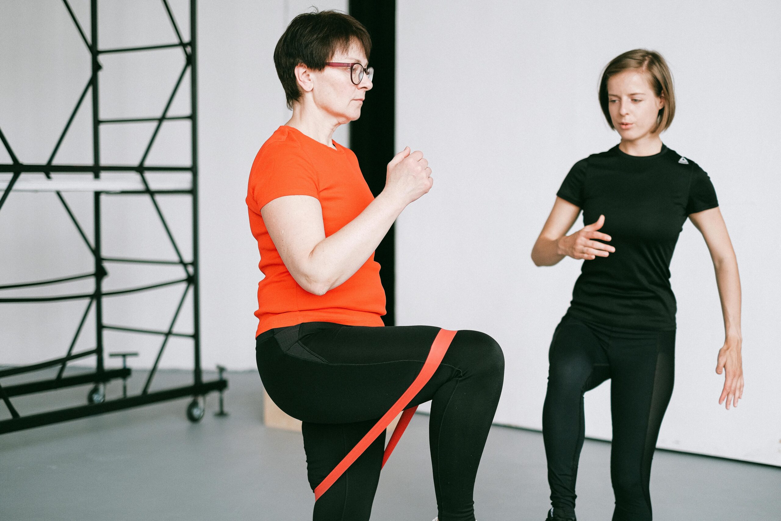Pe măsură ce înaintăm în vârstă, forța musculară și stabilitatea pot scădea rapid. Foto: pexels.com