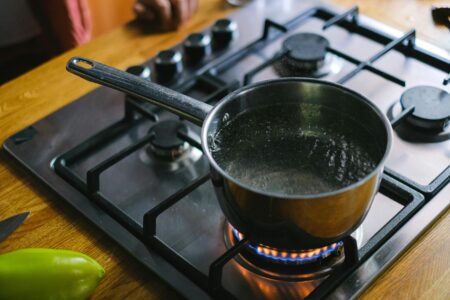 Beneficiile consumului de apă caldă: obiceiul simplu de dimineață care poate susține digestia și nivelul de energie