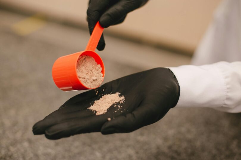 California obligă producătorii de pudră proteică să dezvăluie nivelul de metale grele. Ce trebuie să știe consumatorii