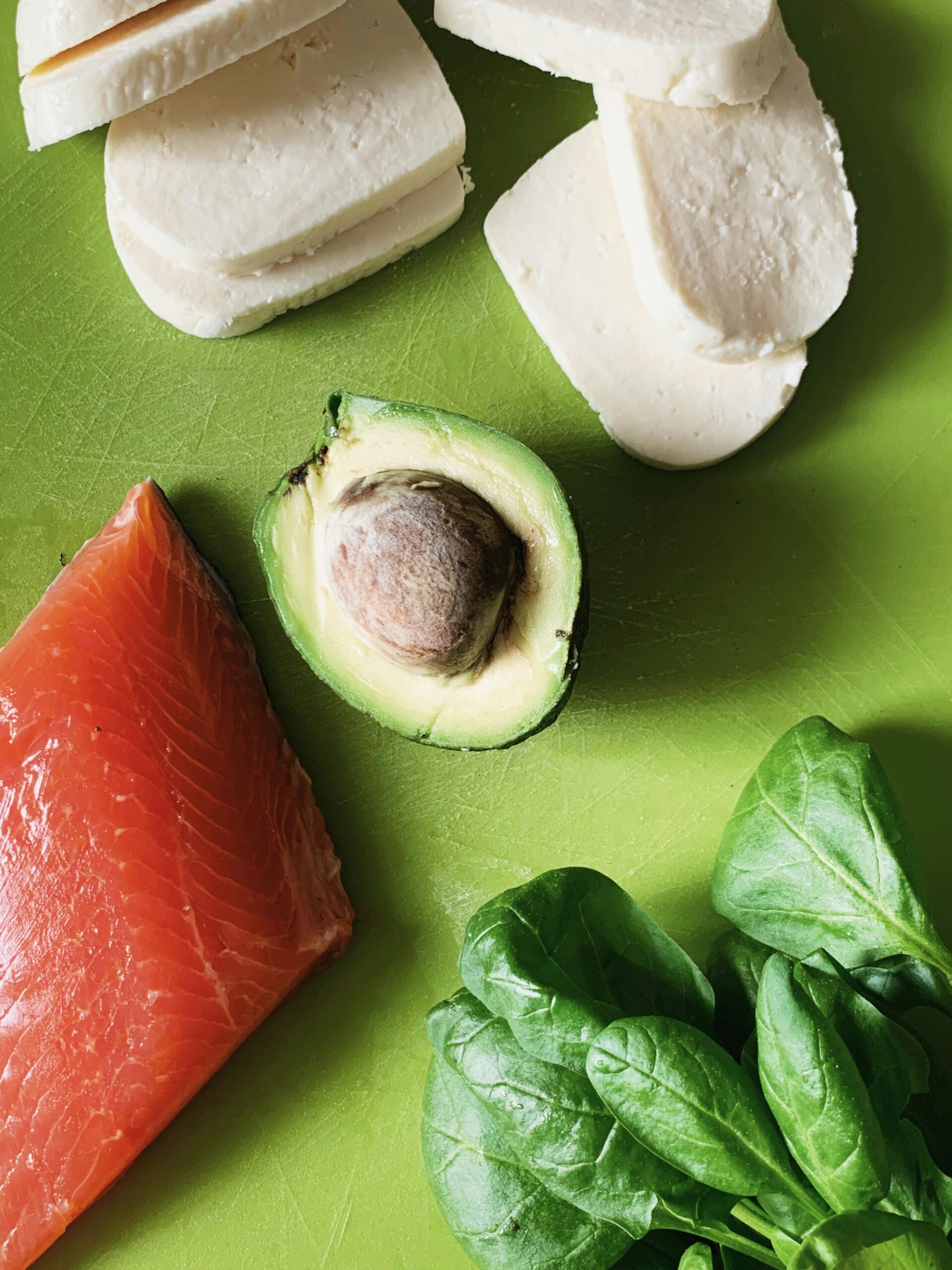 Combinația recomandată de nutriționiști: avocado umplut cu somon și iaurt grecesc. Foto: pexels.com