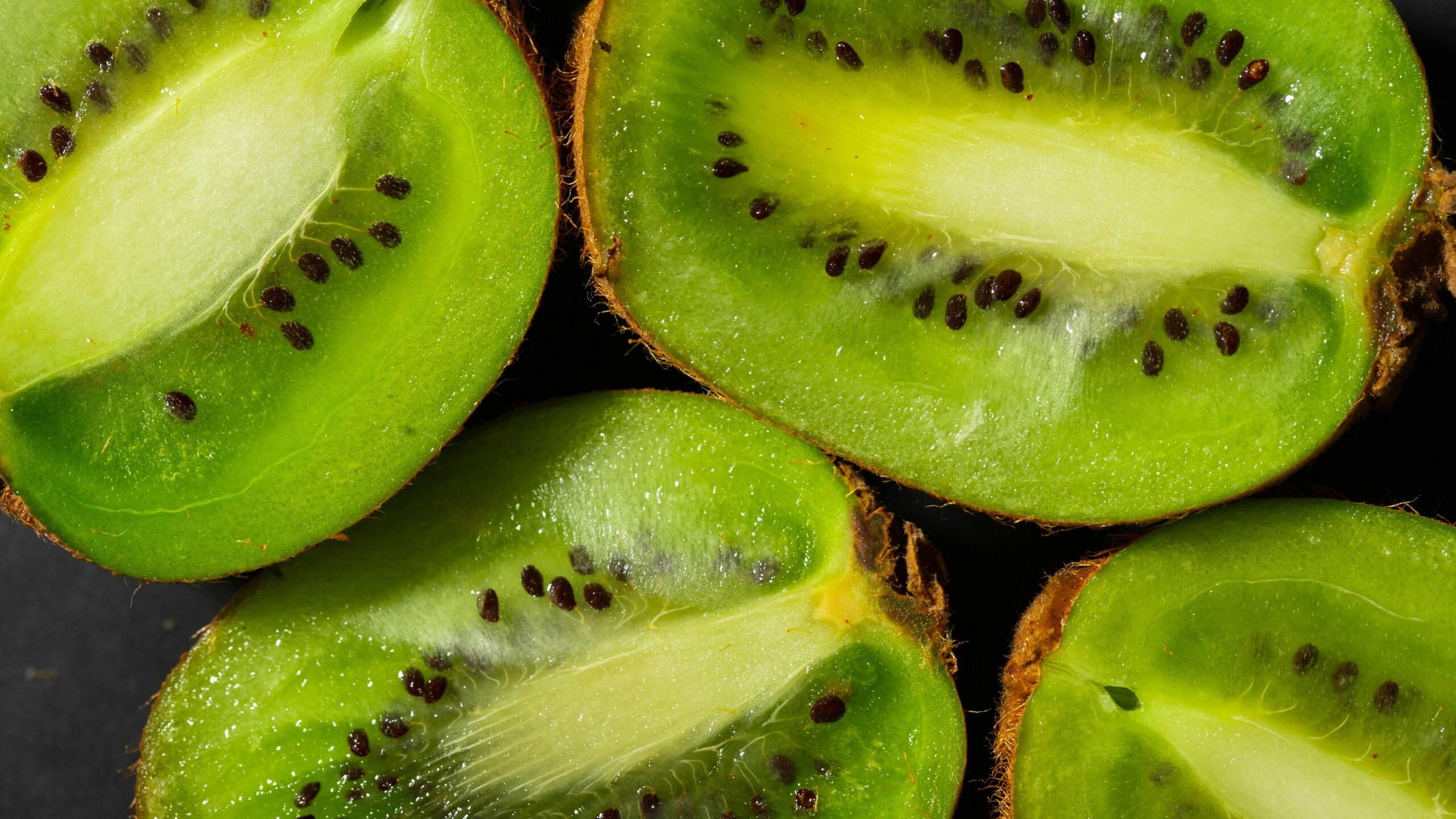 Kiwi este unul dintre cele mai eficiente fructe pentru combaterea constipației. Foto: pexels.com
