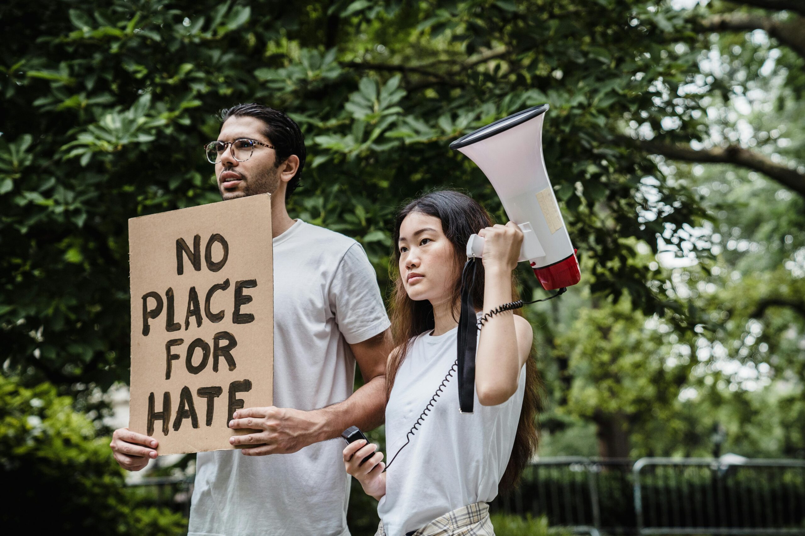 Atât iubirea, cât și ura implică o evaluare intensă a celeilalte persoane. Foto: pexels.com