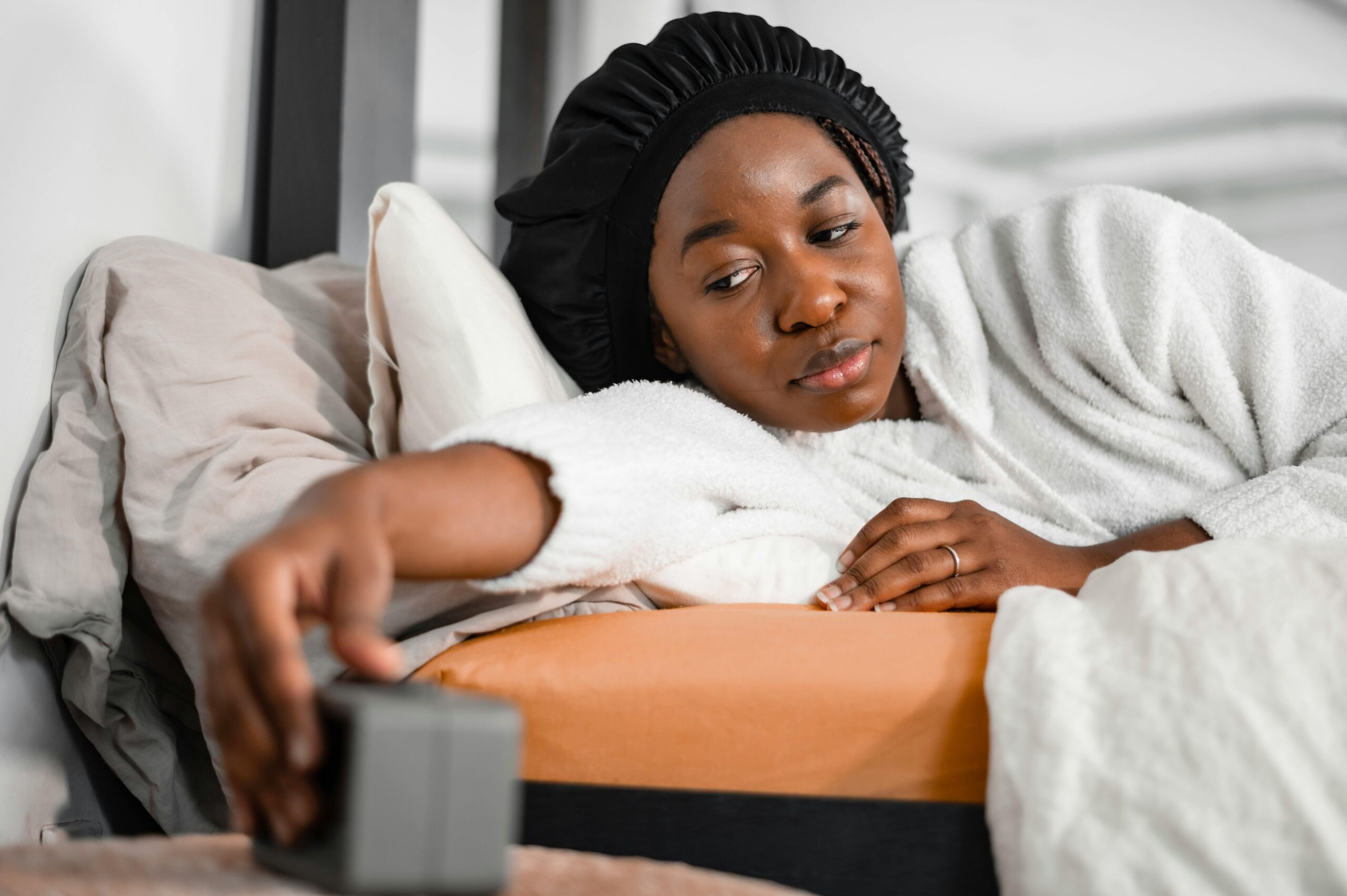 O simplă alarmă înainte de culcare te poate ajuta să dormi mai bine și mai constant. Foto: pexels.com