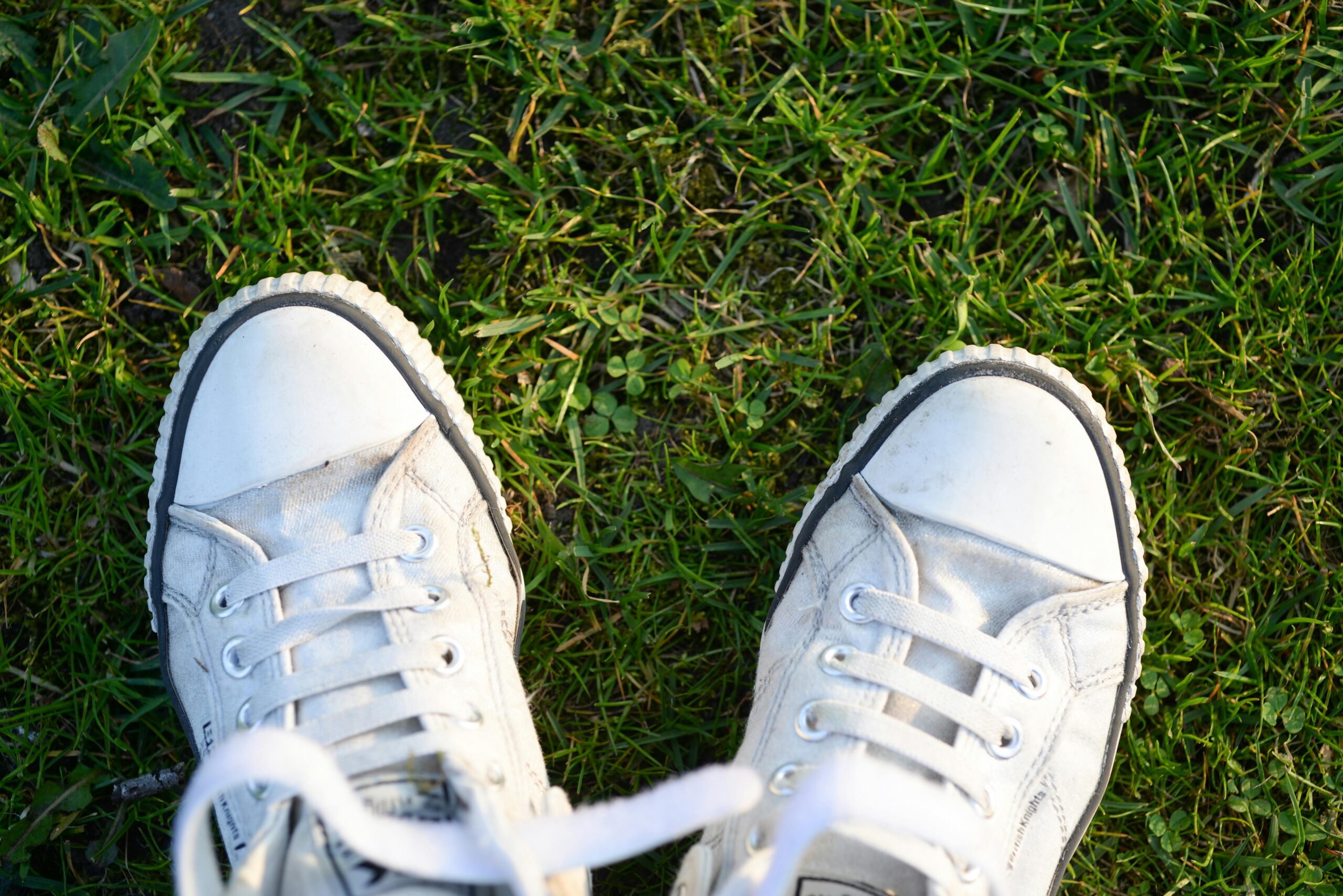 Cu ce cureți petele de iarbă de pe încălțăminte. Foto: pexels.com