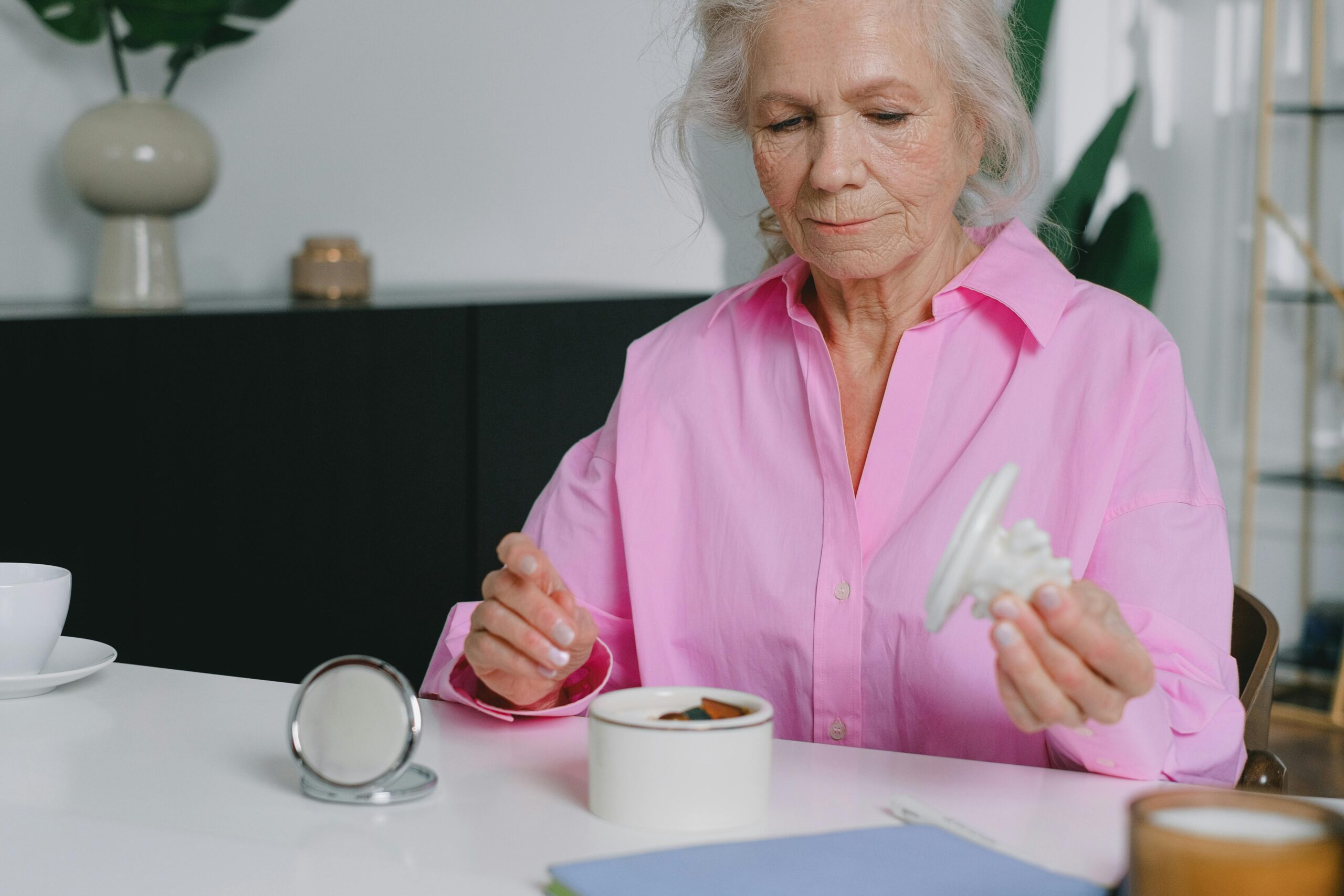 Modificările hormonale influențează compoziția corporală, distribuția grăsimii, apetitul și metabolismul. Foto: pexels.com