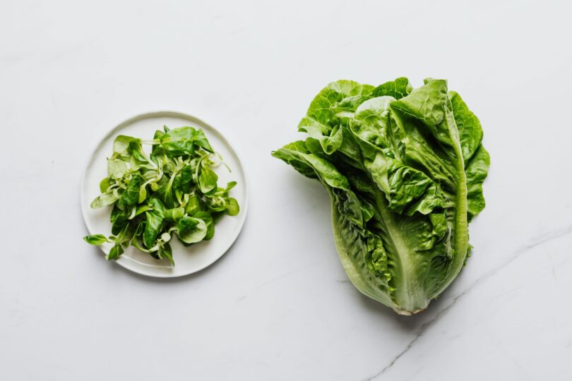 Este sigură salata romaine pentru consum? Ce trebuie să știi înainte să o pui în farfurie
