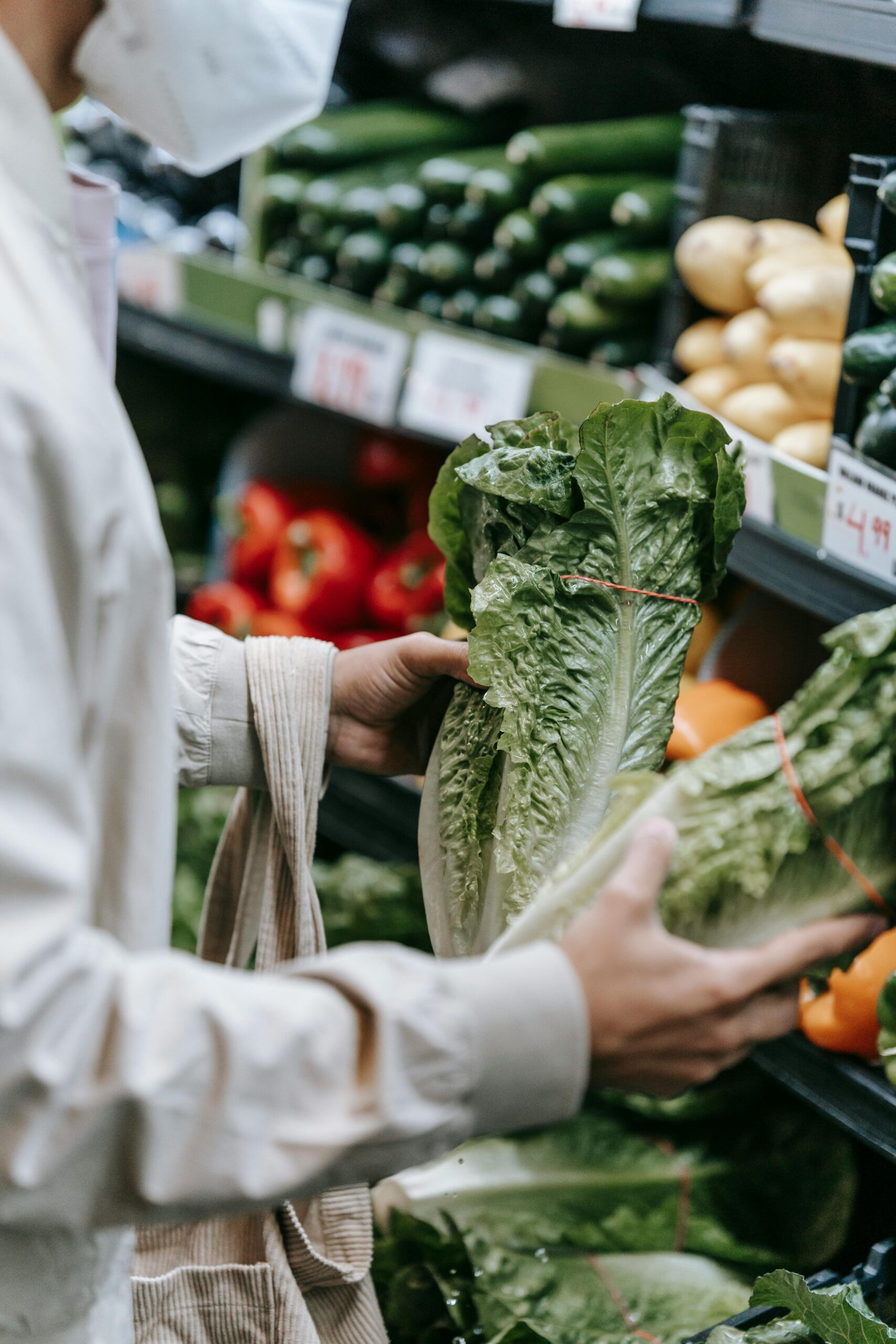 Bacterii precum E. coli, Salmonella, Listeria și norovirus pot contamina fructele și legumele crude, inclusiv frunzele de salată. Foto: pexels.com