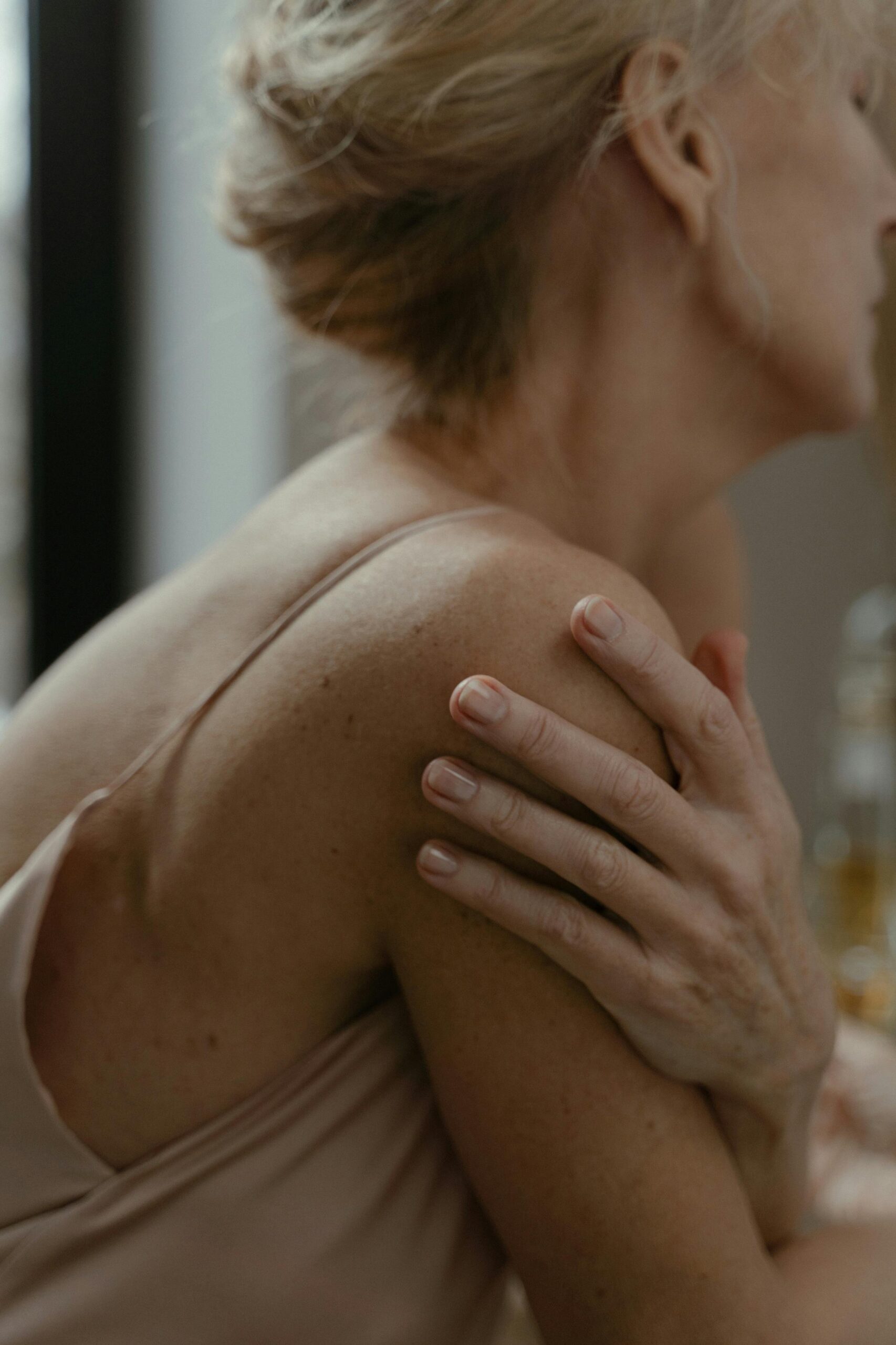 Adevăratele cauze ale îmbătrânirii cutanate pot fi ascunse în intestin, în nivelul de stres, în dezechilibrele hormonale și chiar în emoțiile nerezolvate. Foto: pexels.com