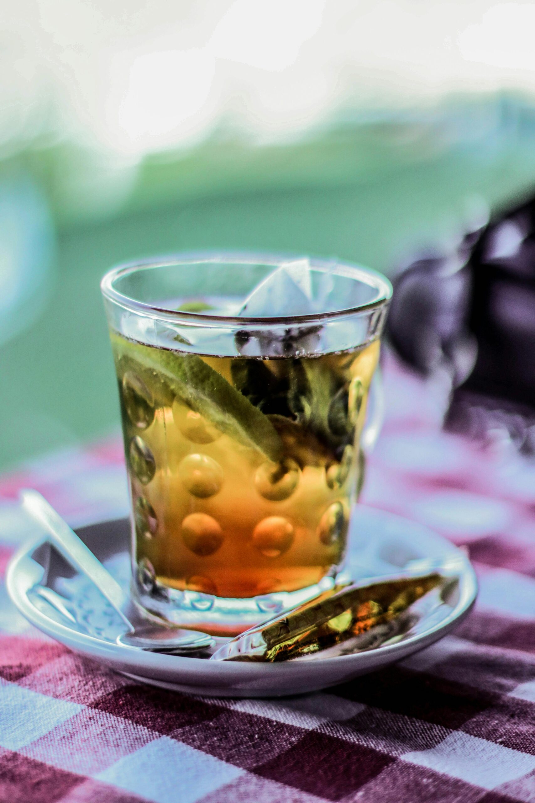 Particulele de metale grele aderă la suprafața frunzelor de ceai în timpul infuzării. Foto: pexels.com