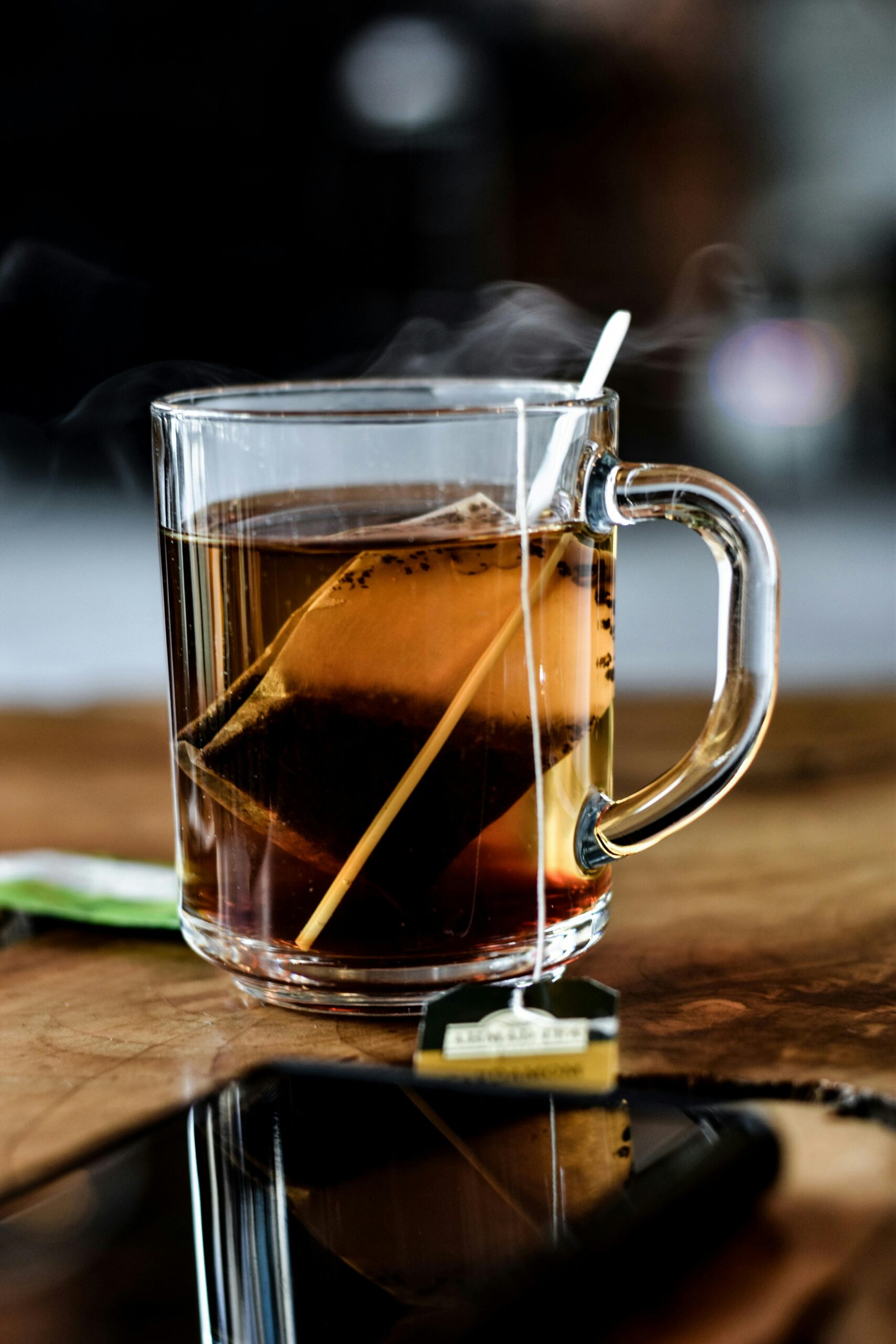 Frunzele de ceai și pliculețele absorb particulele de metale grele din apa fierbinte printr-un proces numit adsorbție. Foto: pexels.com
