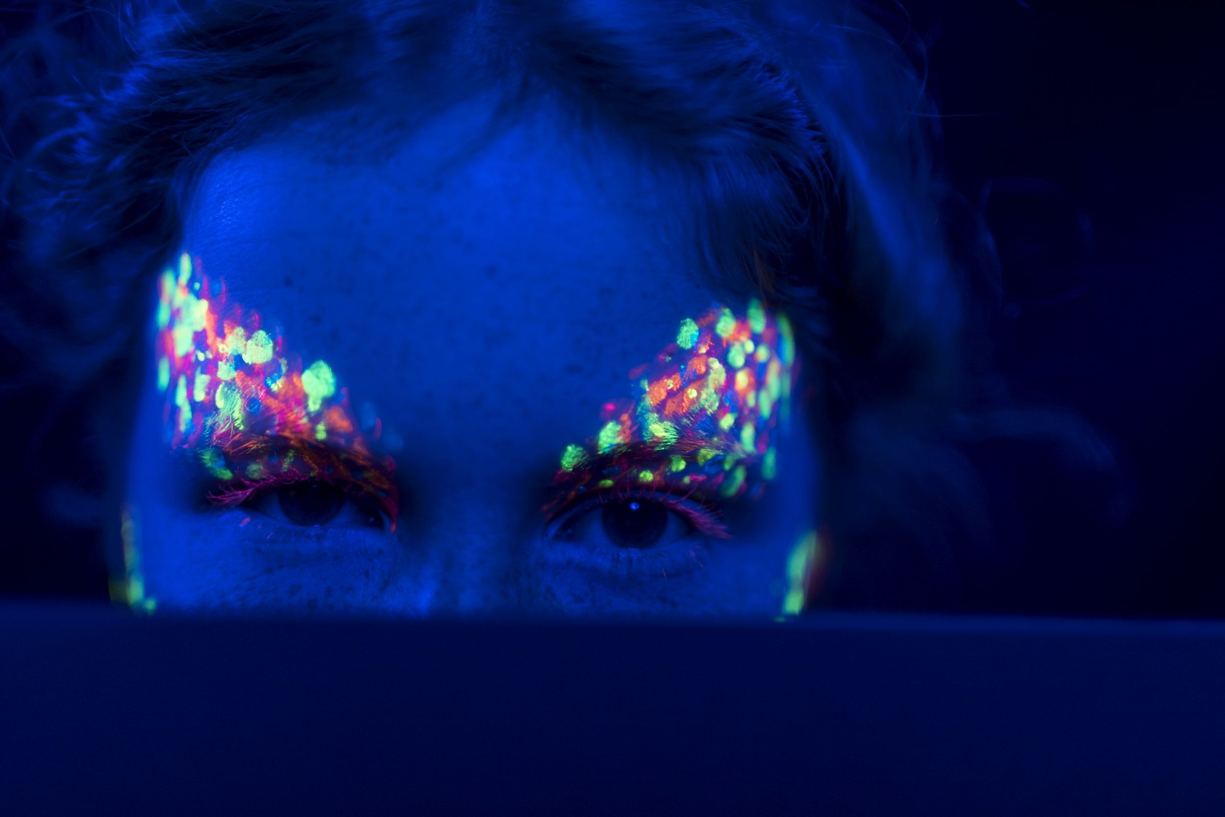 Corpul uman emite în permanență o lumină extrem de slabă, invizibilă cu ochiul liber. Foto: pexels.com