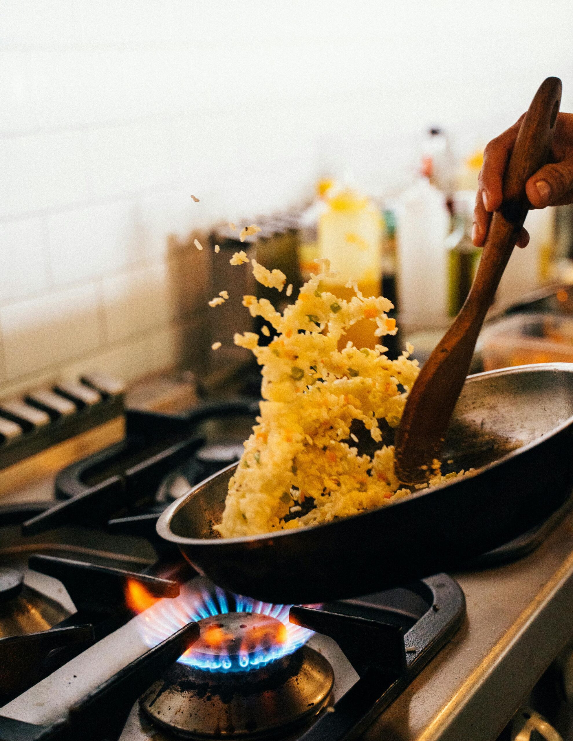 Riscul nu vine din procesul de încălzire în sine, ci din modul în care alimentele sunt păstrate după gătire. foto: pexels.com