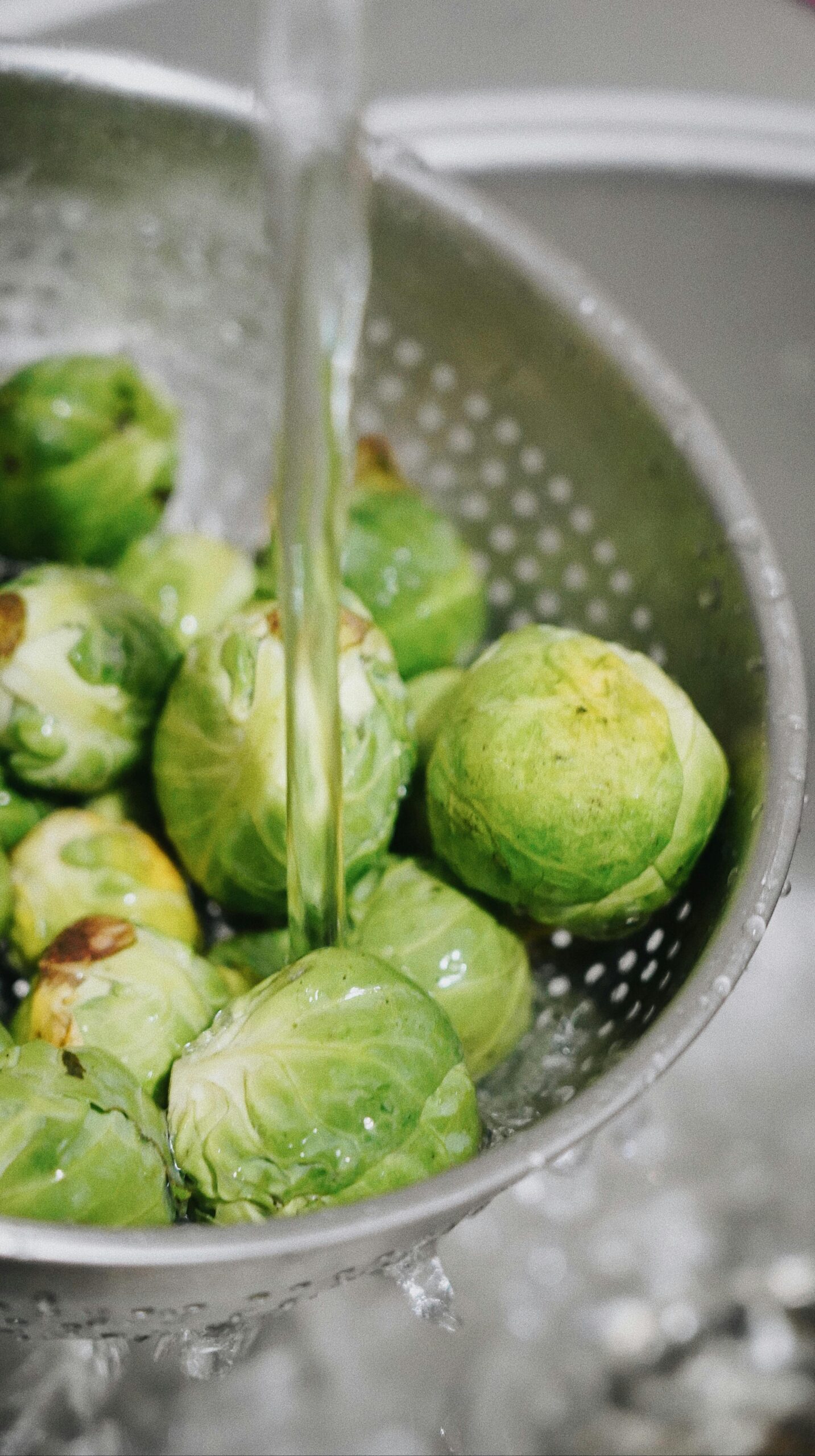 O porție de 100 de grame de varză de Bruxelles crudă furnizează cantități impresionante de vitamine și minerale esențiale. Foto: pexels.com