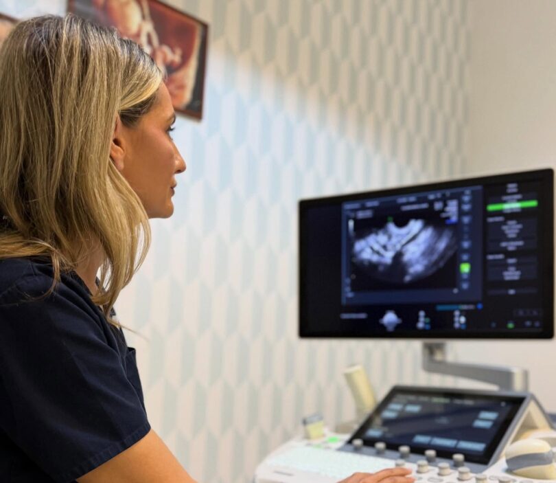 Stilul de viață nu este factorul principal care influențează fertilitatea. Dr. Iulia Zamfir spune ce modifică, de fapt, șansele de a obține o sarcină: „Sfatul ‘relaxați-vă și o să vină de la sine’ este un mit”. EXCLUSIV