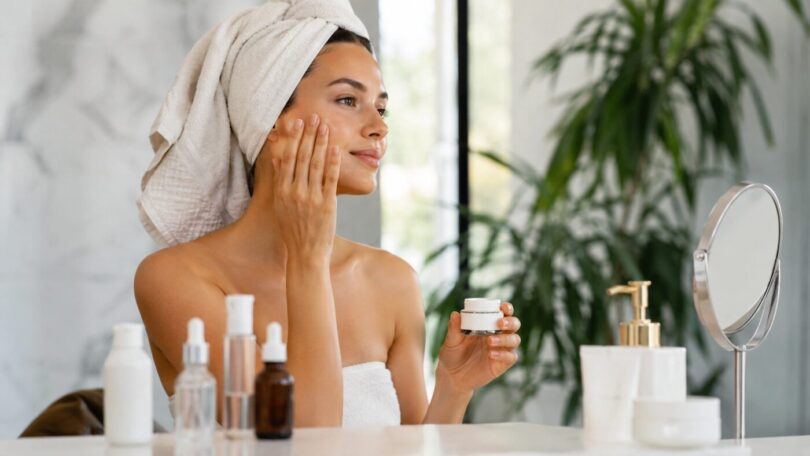 Medicii dermatologi dezvăluie pașii corecți ai rutinei de îngrijire: ordinea produselor poate influența sănătatea și aspectul tenului