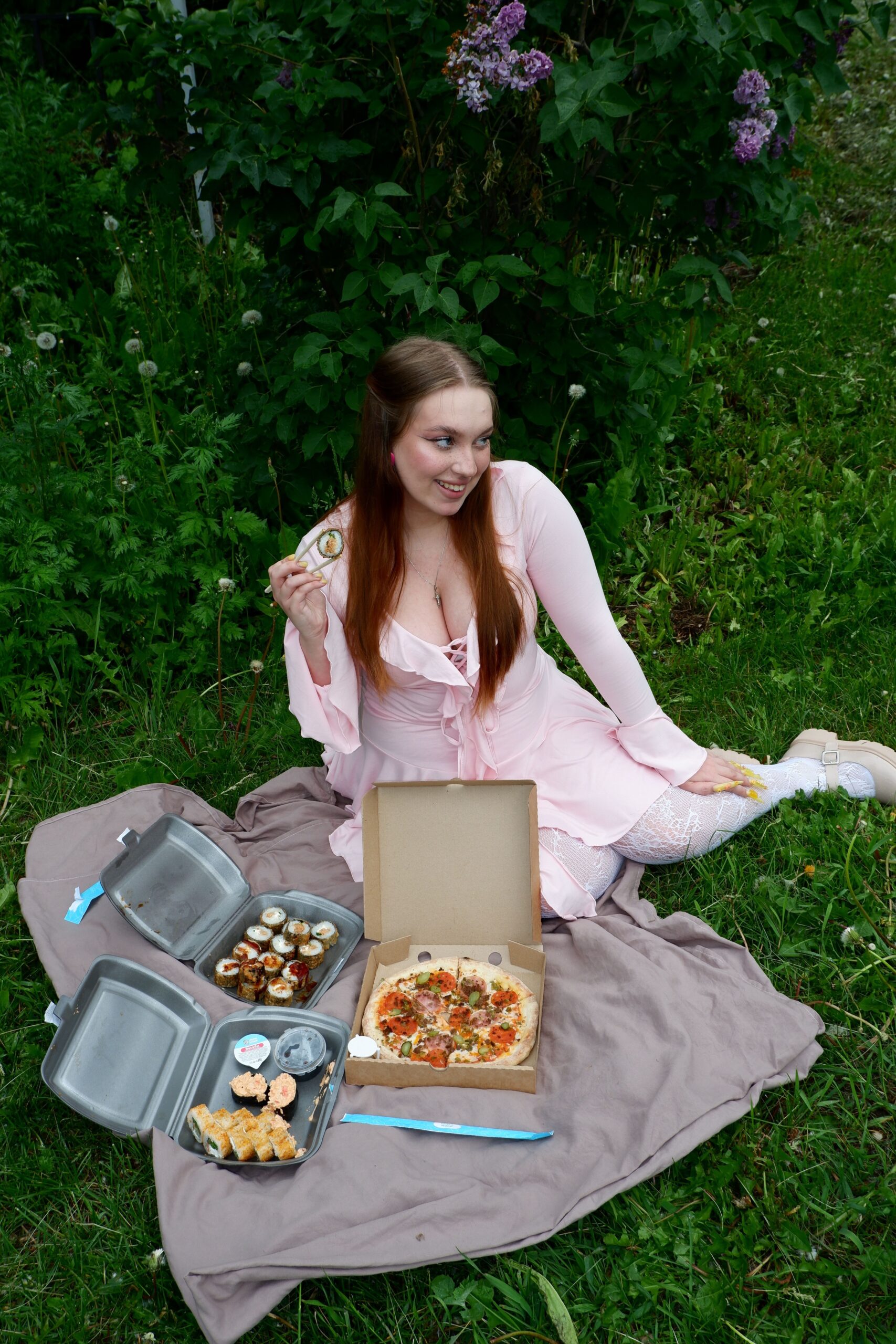 Fie că iei prânzul pe terasă sau pregătești un picnic într-un parc, mesele în aer liber nu aduc doar plăcere și relaxare. Foto: pexels.com