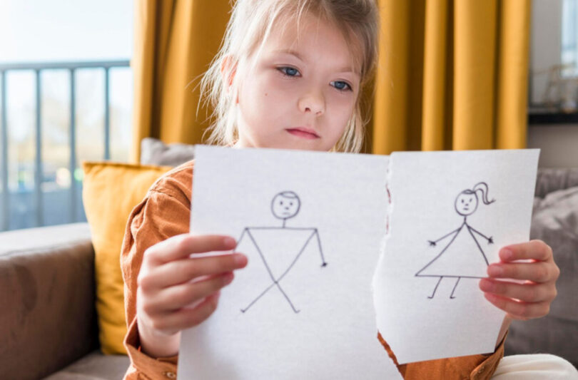 4 comportamente care pot indica o copilărie marcată de lipsa afecțiunii emoționale, potrivit psihologilor