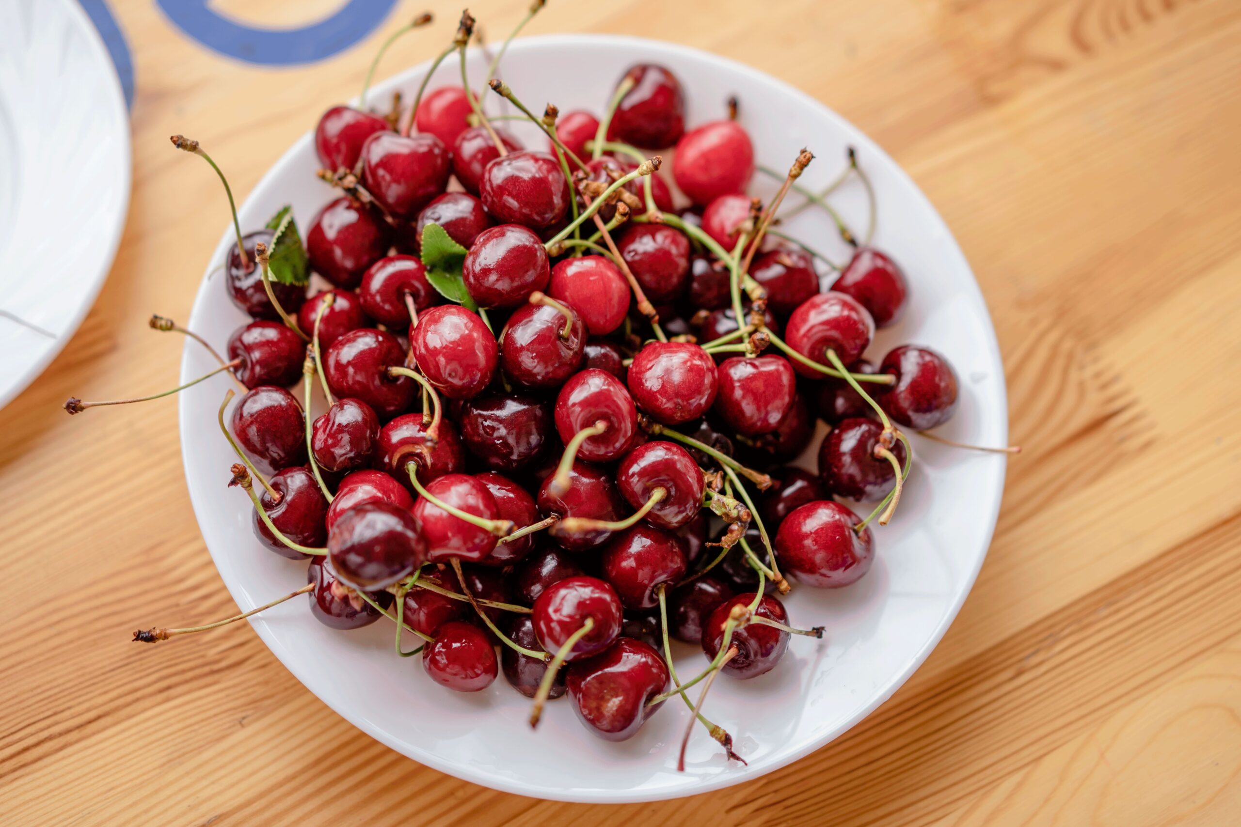 Cireșele sunt o sursă valoroasă de vitamina C și vitamine din complexul B. Foto: pexels.com