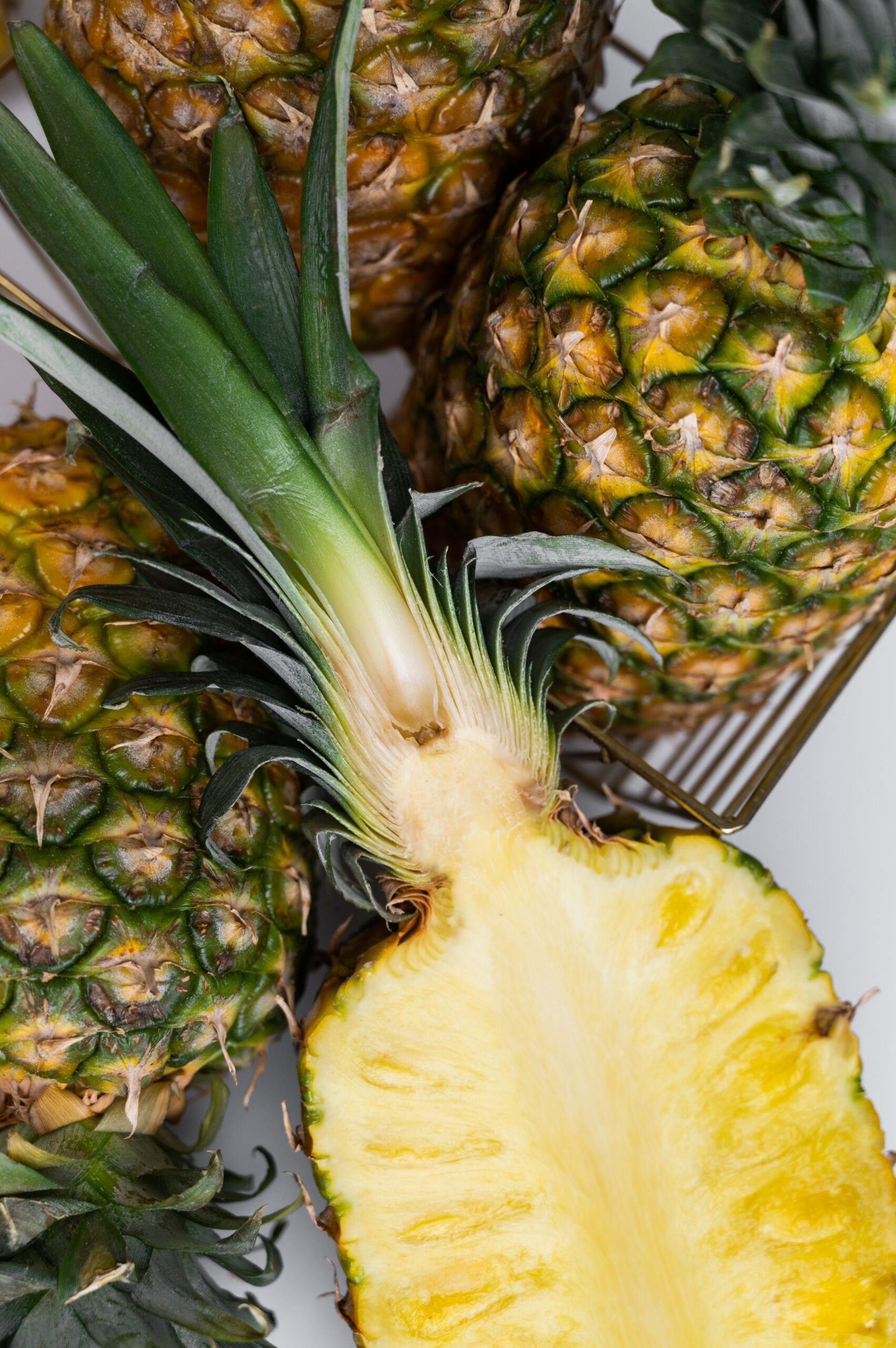Ananasul conține bromelaină, o enzimă naturală prezentă în pulpă și, mai ales, în tulpina fructului. Foto: pexels.com
