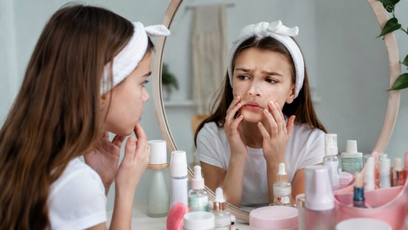 „Cosmeticorexia”, fenomenul îngrijorător care ia amploare în rândul fetelor de 8–14 ani. Obsesia pentru „pielea perfectă”