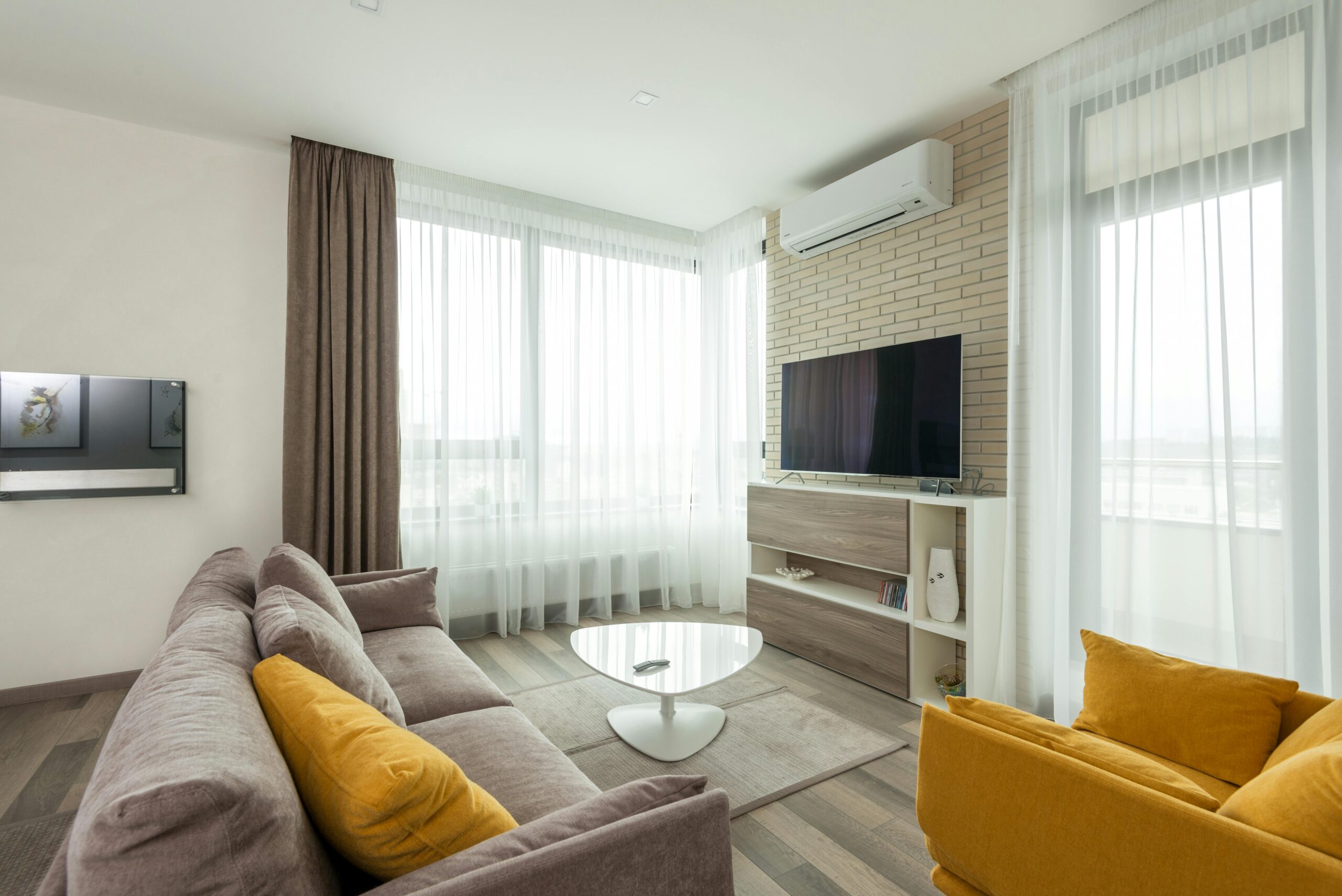 Orientarea unei case nu poate fi schimbată, însă efectul poate fi redus prin folosirea perdelelor și draperiilor potrivite. Foto: pexels.com