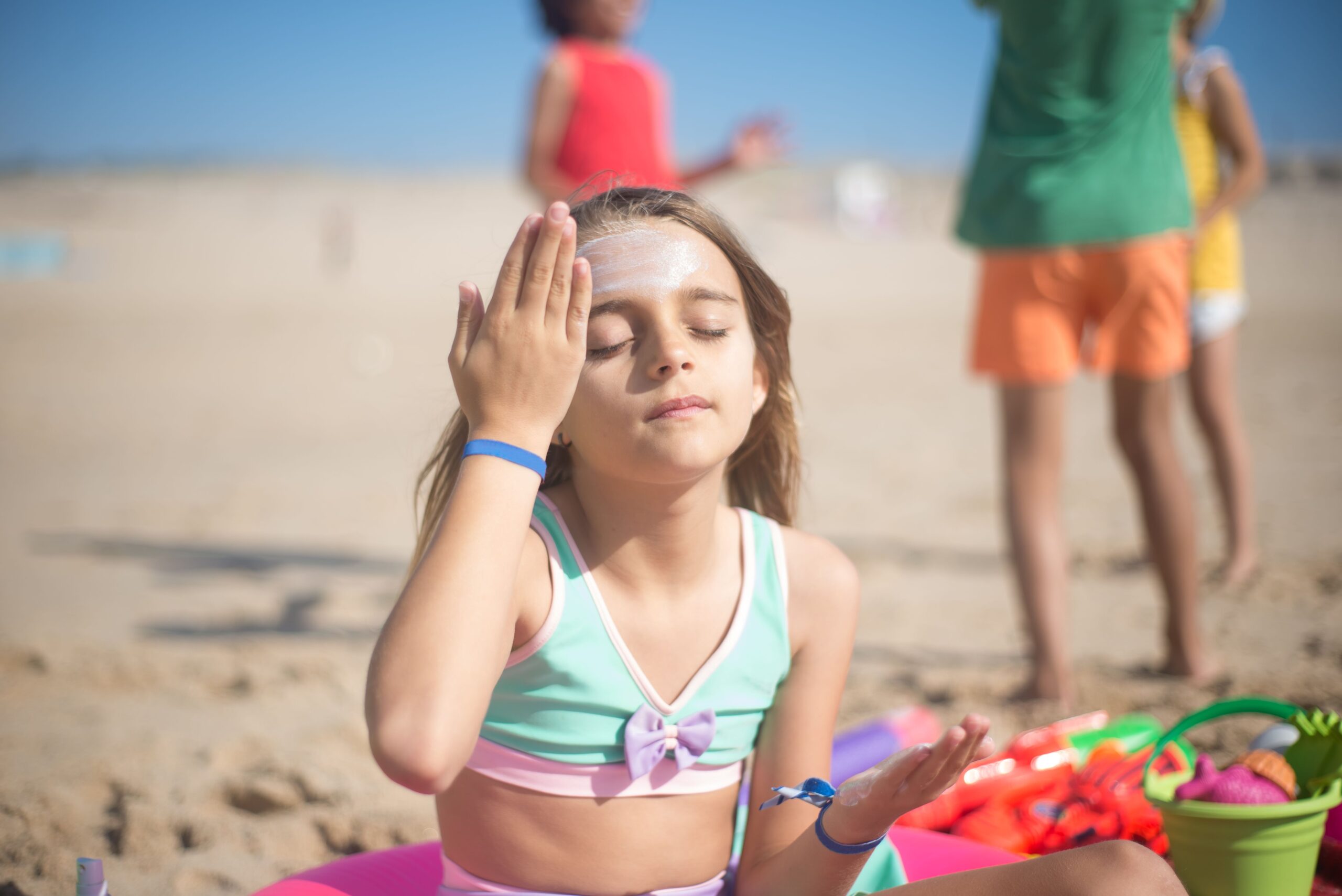 Unul dintre cele mai importante mesaje ale experților este că SPF-ul nu oferă protecție completă. Foto: pexels.com