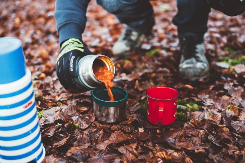 De ce mâncăm junk food în camping? Cum poți mânca sănătos pe traseu fără să renunți la gust și energie