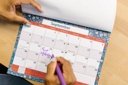 De ce oamenii care folosesc încă agende și calendare pe hârtie nu sunt „învechiți”, ci apreciază simplitatea