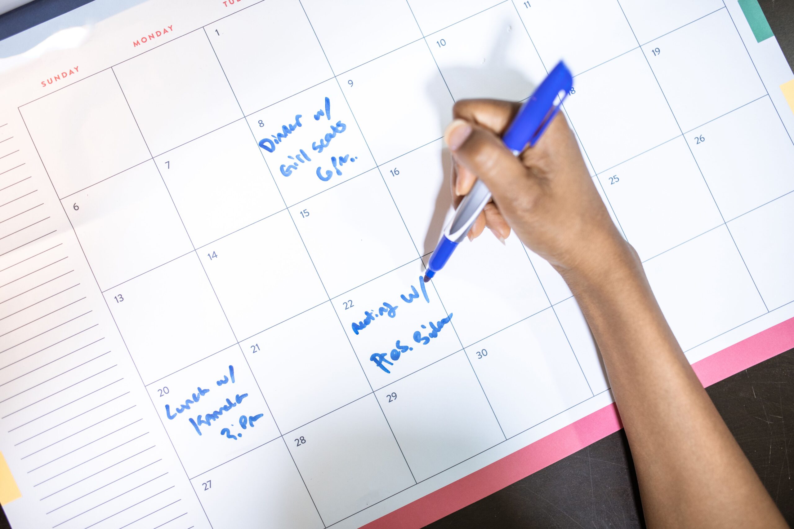 Înainte ca telefoanele mobile să devină indispensabile, calendarul tipărit era principalul instrument prin care oamenii își organizau timpul. Foto: pexels.com