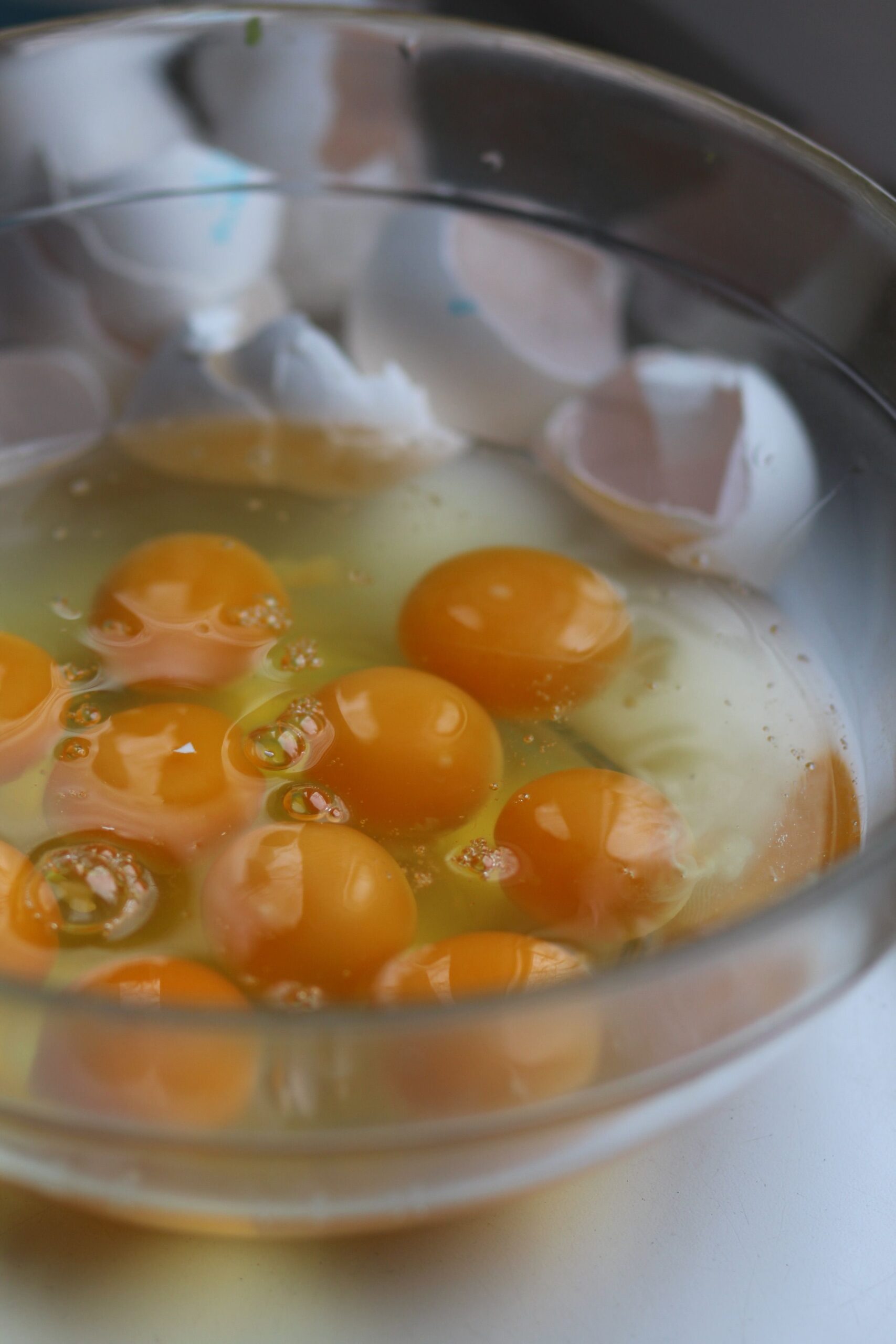 Salmonella poate fi prezentă atât pe coaja oului, cât și în interiorul acestuia. Foto: pexels.com