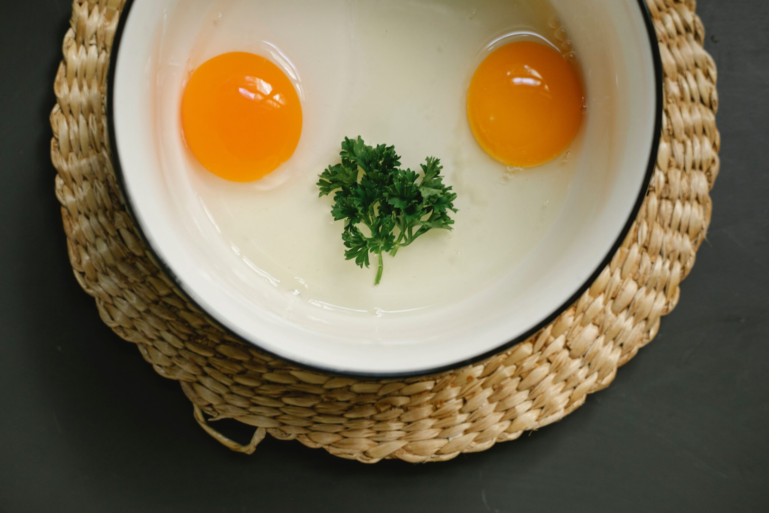 Potrivit estimărilor, aproximativ un ou din 20.000 poate fi contaminat cu Salmonella. Foto: pexels.com