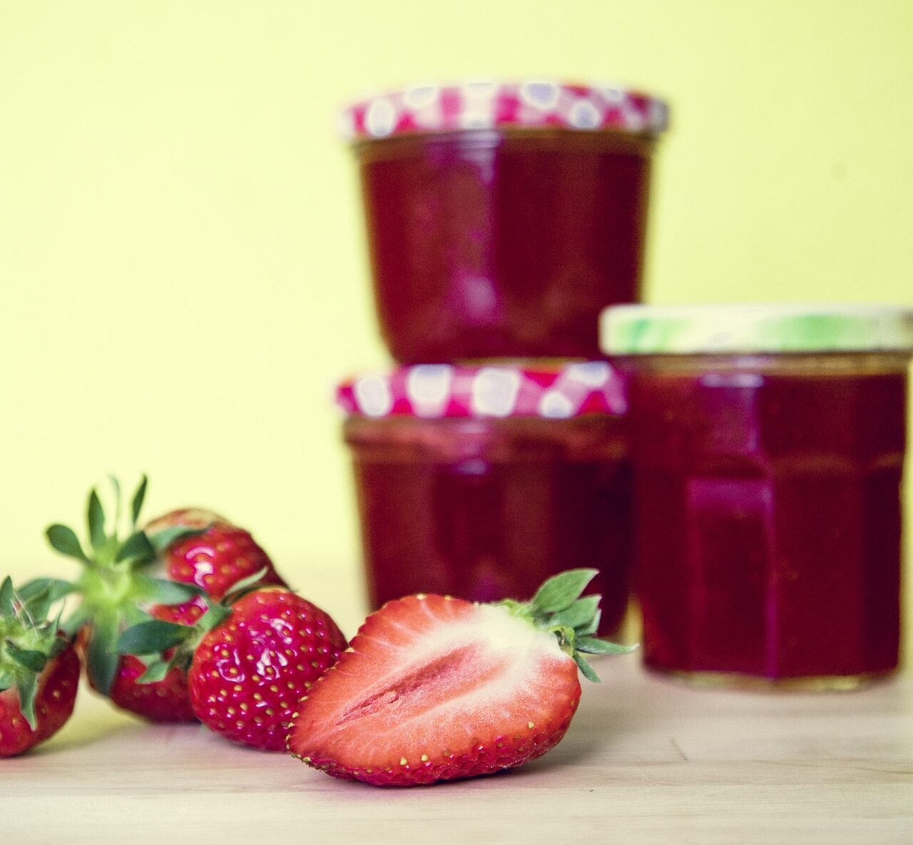 Dulceața naturală a căpșunilor și aroma intensă a fragilor transformă această rețetă într-o alegere ideală pentru cămară. Foto: pixabay.com