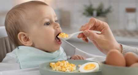 Introducerea timpurie a oului în alimentația bebelușilor este asociată cu mai puține alergii