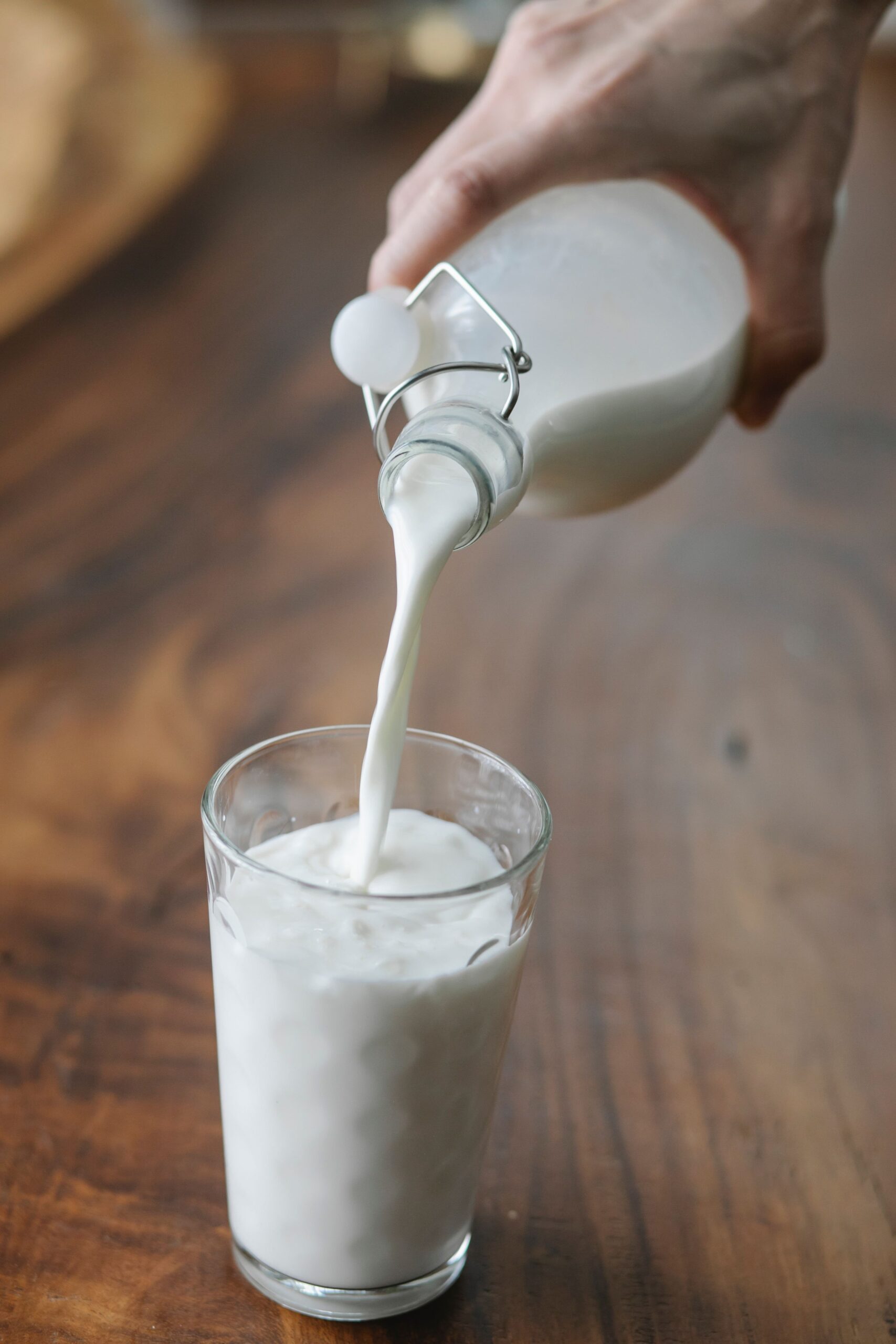 Consumatorii sunt atrași de ideea unor alimente produse fără pesticide sintetice, hormoni de creștere sau antibiotice. Foto: pexels.com