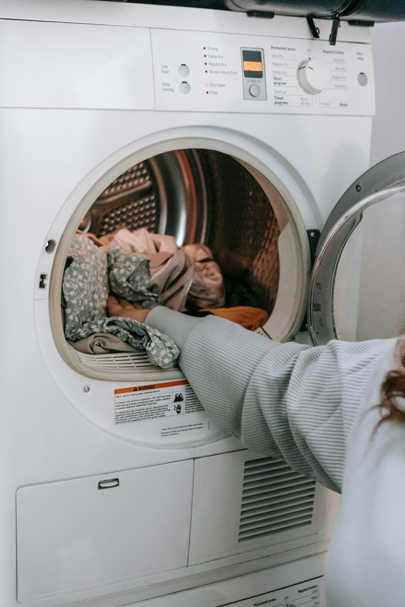 Mașinile de spălat pot dezvolta în timp mirosuri neplăcute și mucegai. Foto: pexels.com